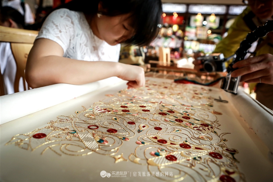 寰行中国，我在荆州古城学楚绣