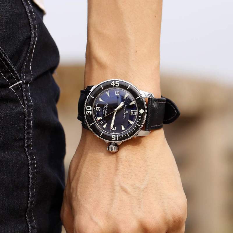 男人最好的名片是自己身边的女人,男人手腕戴的玉腕牌