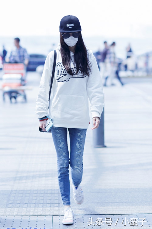 唐嫣机场卫衣搭风衣,唐嫣穿卫衣变运动系