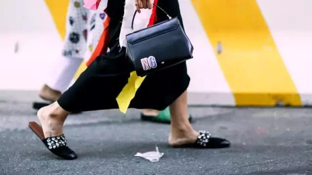 自从穿上这些拖鞋，就是那么自信