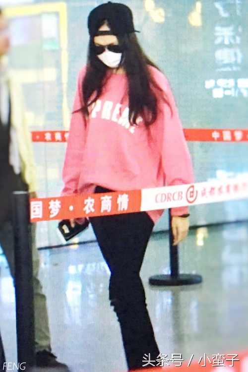 唐嫣机场卫衣搭风衣,唐嫣穿卫衣变运动系