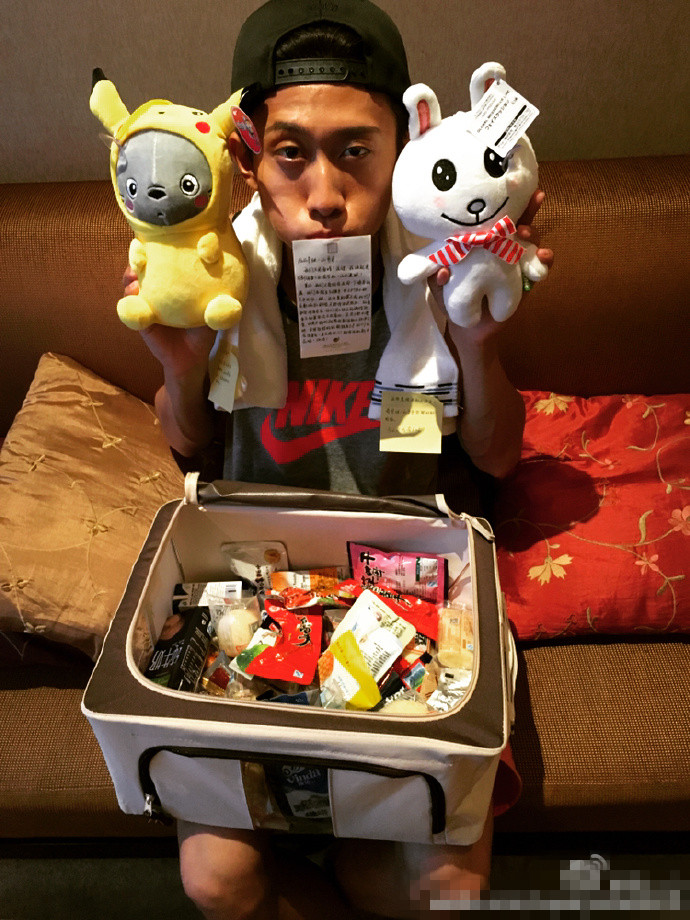 粉丝送华晨宇生日礼物排第几,粉丝送华晨宇豪车视频