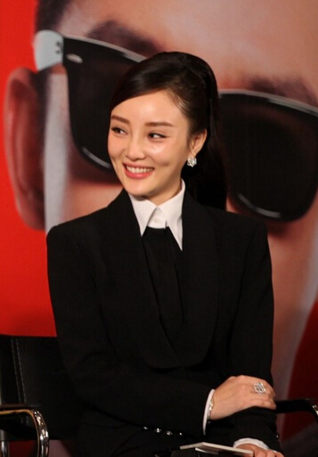 李晨亲自搀扶范冰冰,李晨断臂范冰冰采访