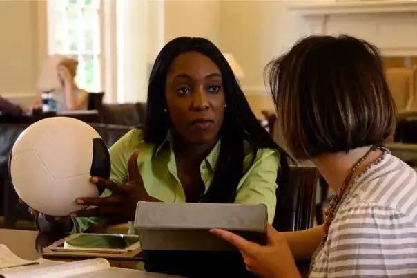 让数百万非洲贫困家庭用上了电，竟然仅靠一个大学生造的足球