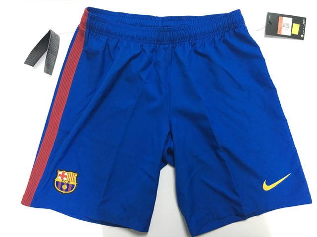 喏这就是梅西那件被摄影师撩走的短裤