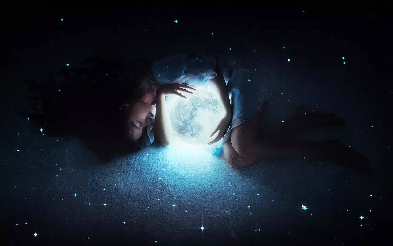 老师体罚犯错的学生,严厉的女老师罚笨学生