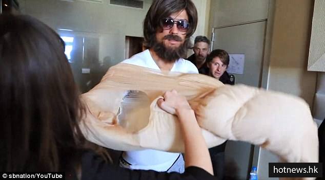 C罗扮成游民在街上踢球把妹还被拒绝