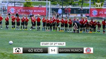 去他喵的足球梦！拜仁两“大佬”联手吊打40个小萌娃，笑尿啦！