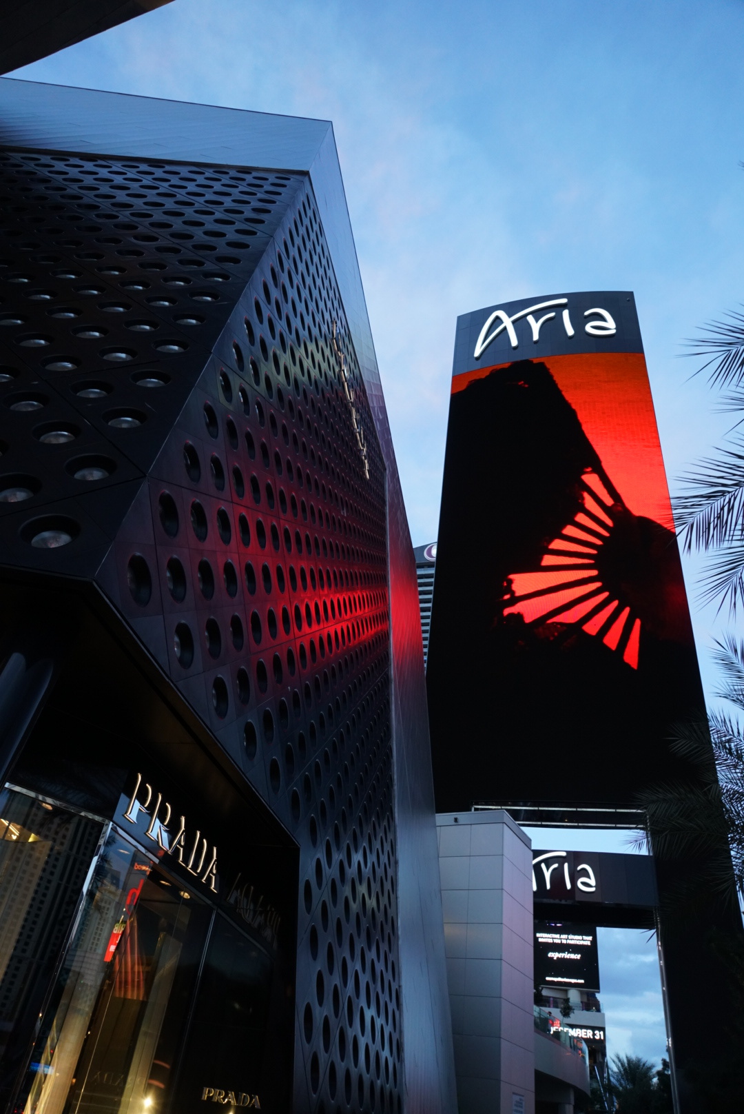 如果关在电梯里该怎么办,如果你被关在电梯怎么办