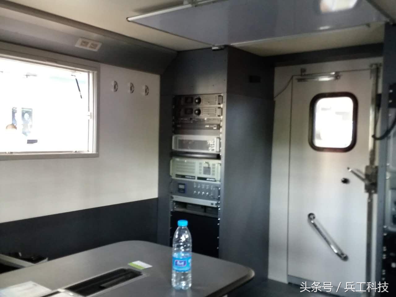 体验一把战场指挥官的感觉——*用军**指挥方舱内部揭秘