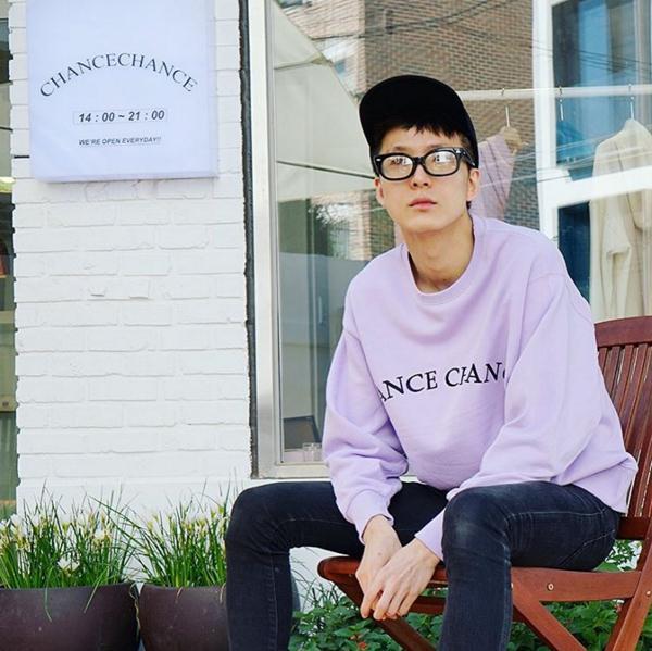 韩国街拍穿搭潮人,2021韩国男士冬季穿搭街拍