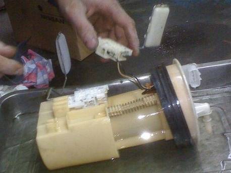 汽车油表忽然不显示油量维修,汽车油表跑了几十公里没油