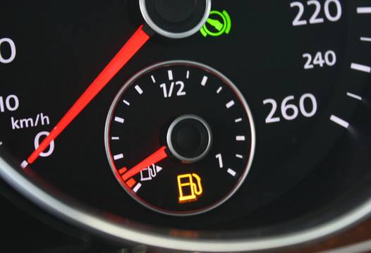 汽车油表忽然不显示油量维修,汽车油表跑了几十公里没油