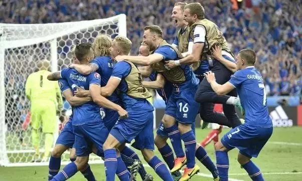 是时候让妹子们看看足球冷静一下了