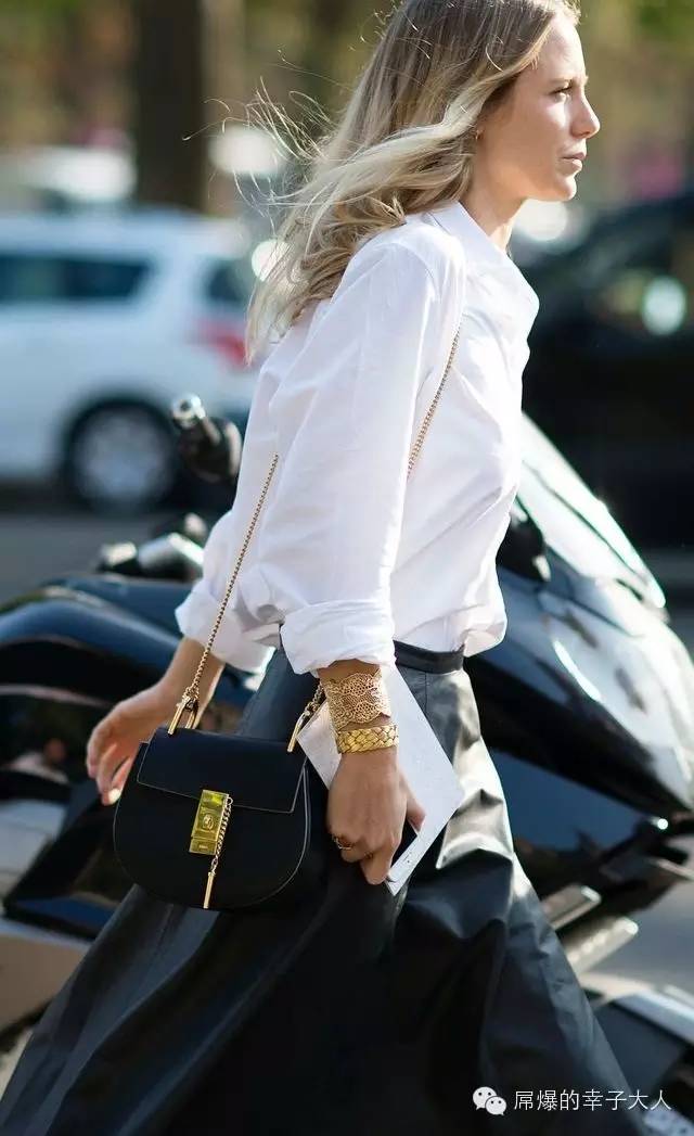 最时髦的人都在背两个包出门,最近都在背网红包包