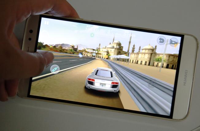 华为麦芒5上手体验2500元档旗舰机到底好在哪