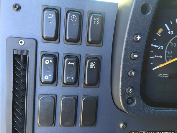 乌尼莫克六驱越野车,用军