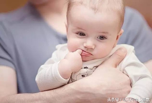 宝宝手指起皮长倒刺脸发黄,婴儿手指长倒刺撕下去红肿