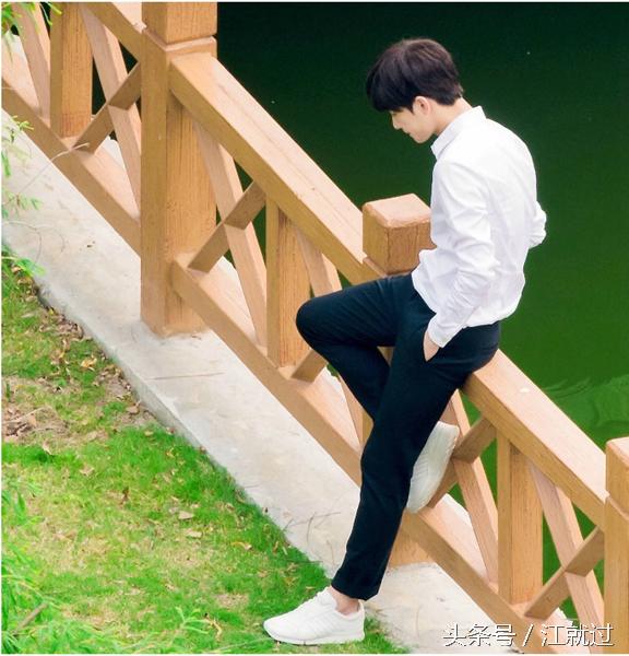 秋冬日系小白鞋怎么搭配,秋冬必备的一双百搭鞋