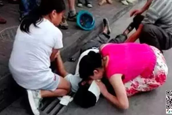 男子滑滑板摔倒抽搐后续,点赞男子醉倒街边民警及时救助