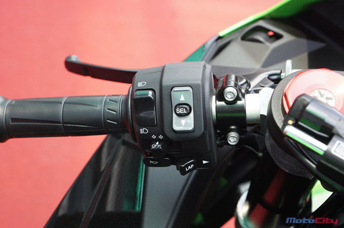 2010年川崎zx-10r多少个缸,川崎zx-10r新手可以驾驭吗