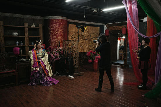 在同一栋建筑的地上和地下，我们拍摄了两个不同的世界