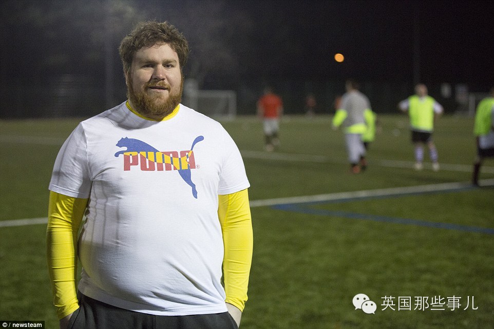 只有胖子才能踢的英国胖超足球联赛....这画风有点甜....