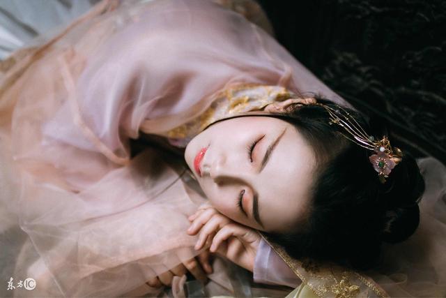 女人好心送邻居去医院却被杀,女子好心救人送医院完整版