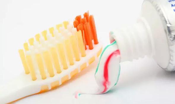 把橘子皮扔进洗衣机，没想到泛黄的衣物都变白了