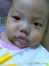 宝宝喜欢吐泡泡吐奶,宝宝吐奶还一直伸舌头吐唾沫