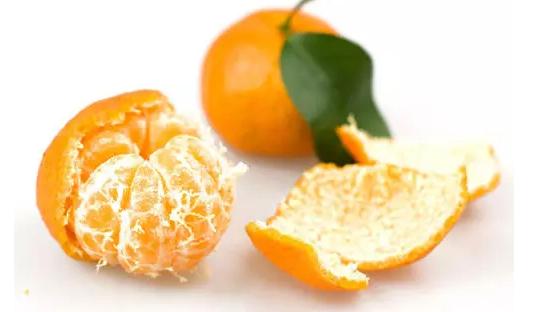 把橘子皮扔进洗衣机，没想到泛黄的衣物都变白了