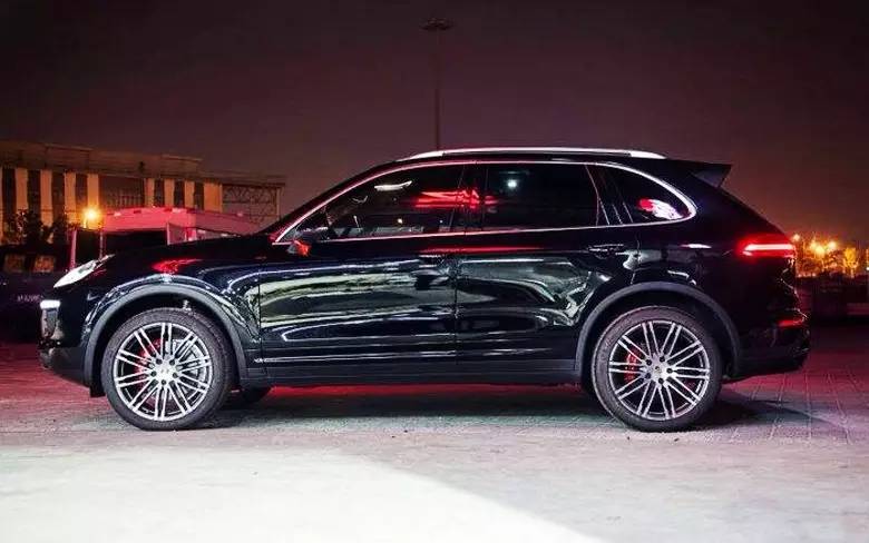 小伙30万买个二手保时捷,小伙花30万买了一辆法拉利