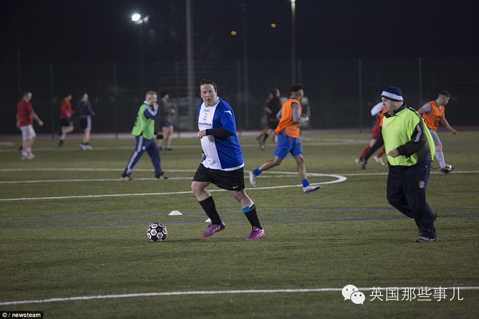 只有胖子才能踢的英国胖超足球联赛....这画风有点甜....