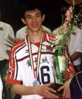 手长脚长似“蜘蛛人”，肇东一姐弟26岁“准时”发病，基因来自35岁去世的妈妈