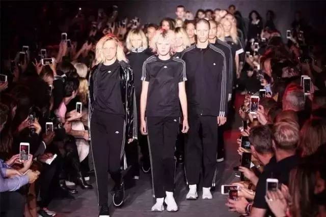 今天我们想聊聊adidas如何在时尚道路上越玩越嗨