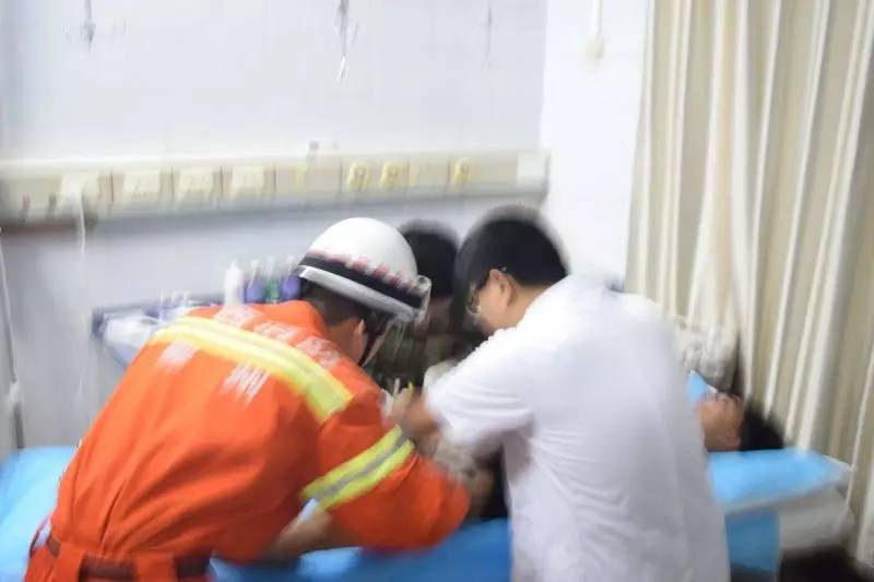 痛18岁阿弟命根被戒指套住2天越来越大取不出了才..