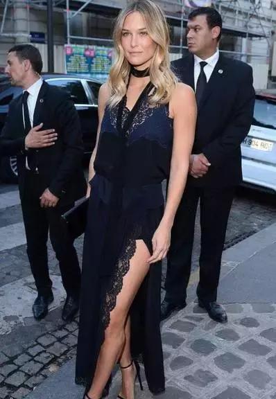 老有所依刘涛丝巾,刘涛红白玫瑰花丝巾