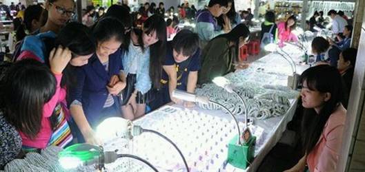 新手买翡翠手镯容易踩的坑,在哪个渠道买翡翠最合理