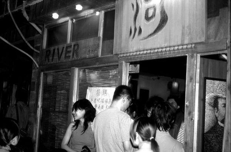 这个看起来疯癫的老头，是“摇滚鼓王”的哥哥，中国民谣界的传奇