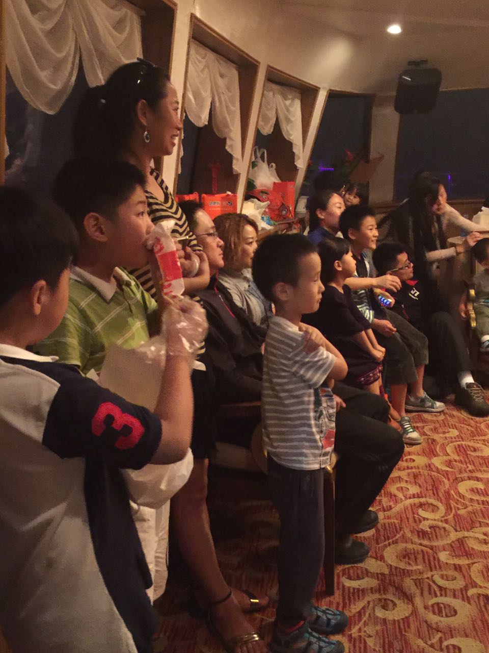 烟雨中秋夜，欢乐船上游