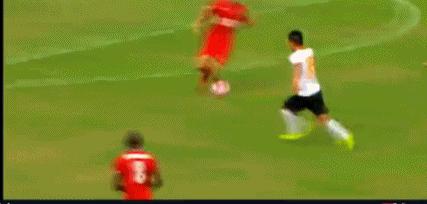 足坛断腿骨头外露,中国足球铲断腿