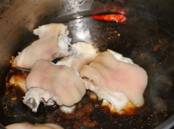 简单又好吃的酱香猪蹄,卤出劲道的猪蹄