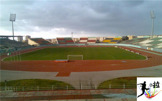 非洲足球场一览,看后很纳闷儿,人家怎么能出球星呢