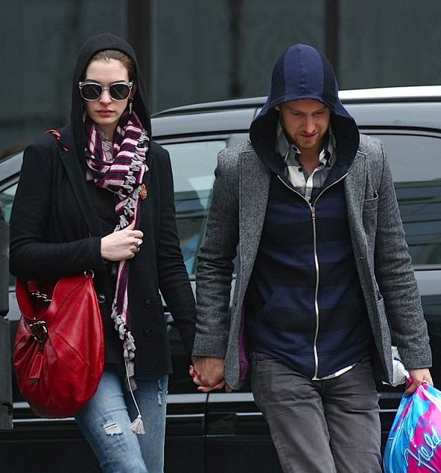 安妮海瑟薇短发生活装,安妮海瑟薇身穿孕妇装