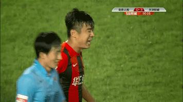 中国足球新星张修维惨遭前国脚粗野蹬踏！他的反应却是.....