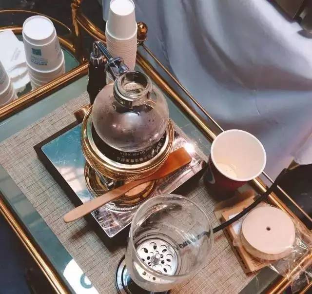 无数大牌“闪”过，见过12家合体的快闪店群吗？