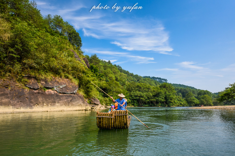 一溪九曲碧涟漪，人间仙境在武夷