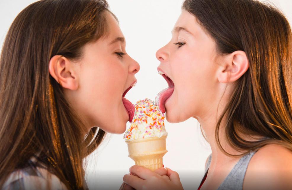 宝宝总是抢别人东西怎么办,宝宝爱管别人的事怎么办