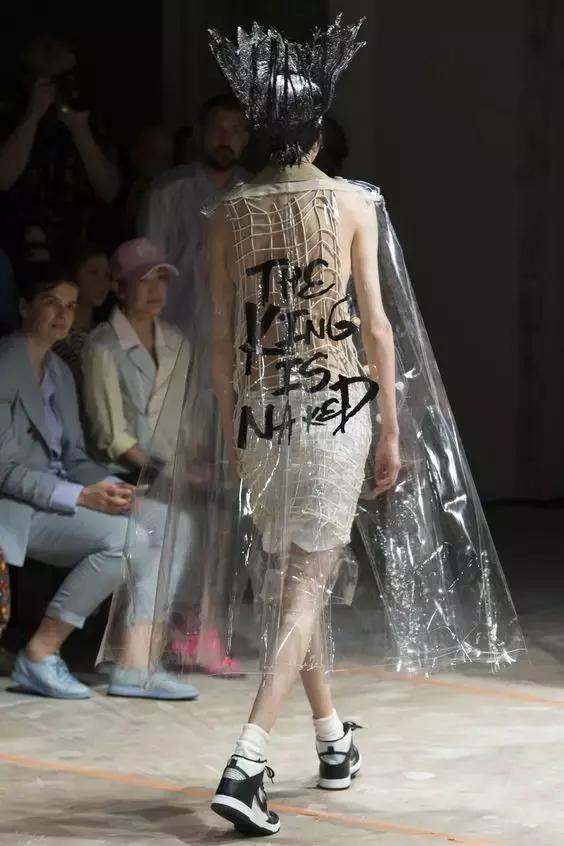 时日谈丨不仅仅是小红心川久保玲的解构主义风格探析