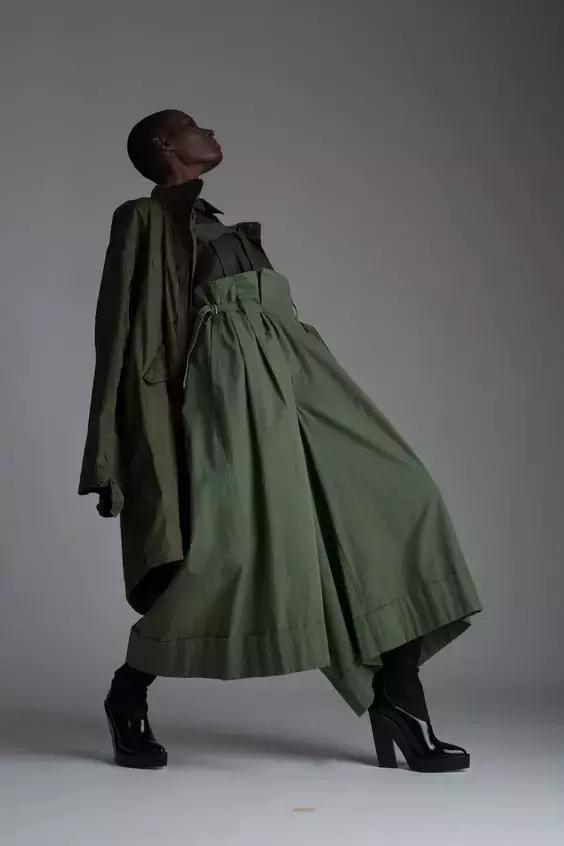 时日谈丨不仅仅是小红心川久保玲的解构主义风格探析